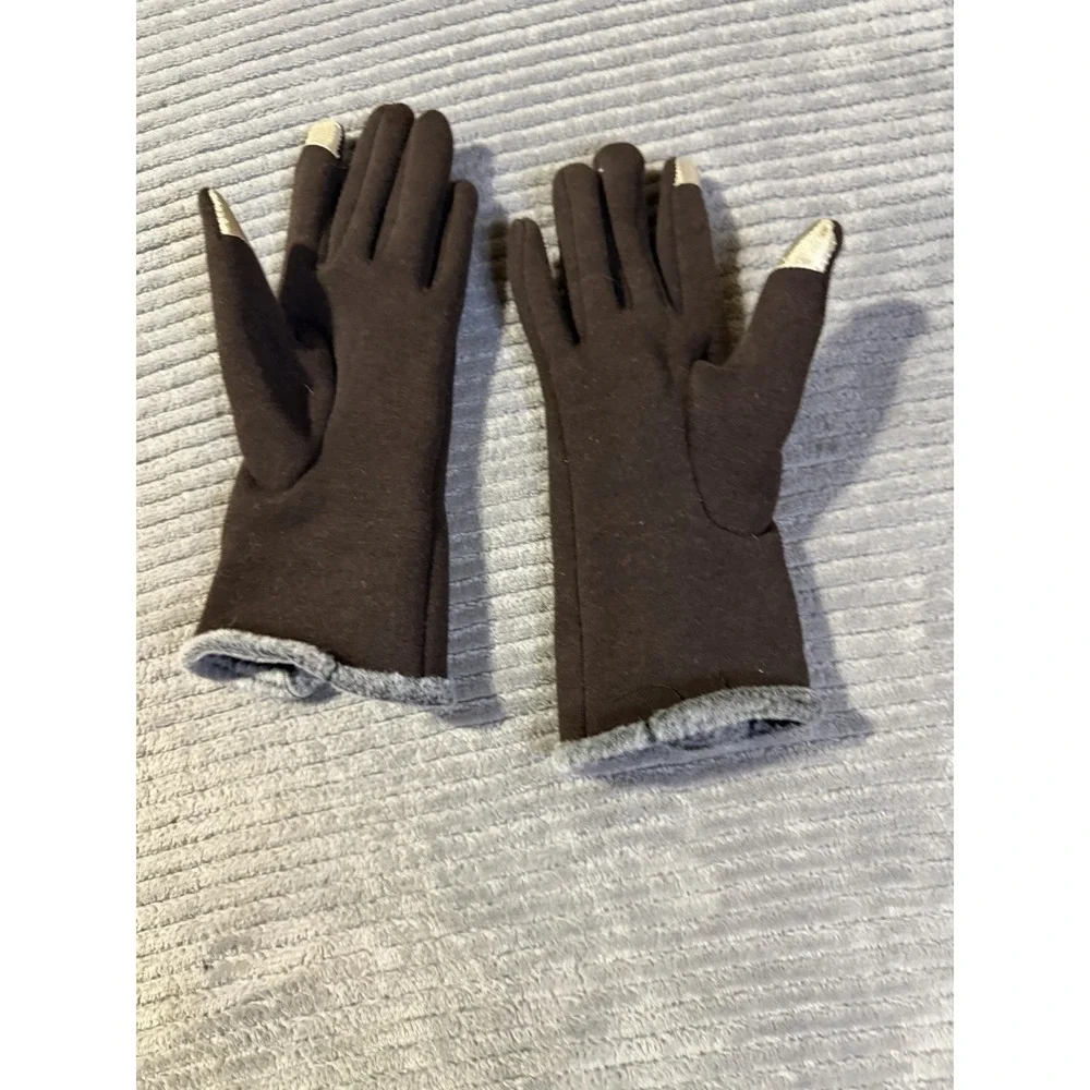 brown winter gloves feature a distinct grey faux fur trim